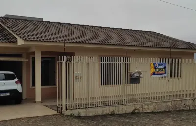 Casa para locação no centro – ampla, confortável e bem localizada!
