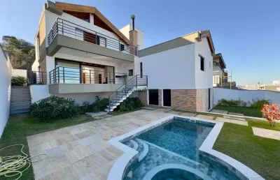 Casa térrea com mezanino e piscina no condomínio alphaville ii