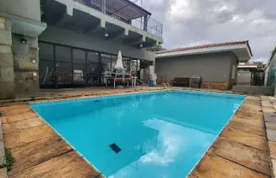 Casa clássica luxuosa à venda – conforto, elegância e solidez no melhor ponto da rua