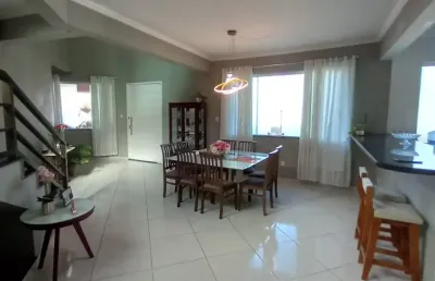 Sobrado com 4 quartos, sendo 2 suítes e 2 semi-suítes, piscina, espaço gourmet e terreno com 595m²