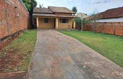 Casa térrea ótima localização ao lado da orla morena medindo 10x40, com amplo espaço no quintal
