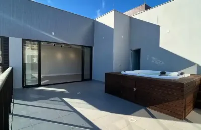 Deslumbrante cobertura com 4 quartos   na praia de palmas, a 120 m do mar