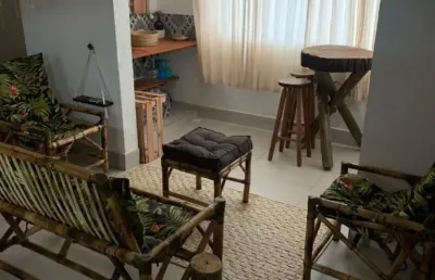 Apartamento a 300m da praia da enseada com 2 dormitórios e 1 suíte