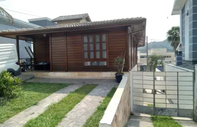 Sobrado aconchegante com piscina e churrasqueira no condomínio aruã