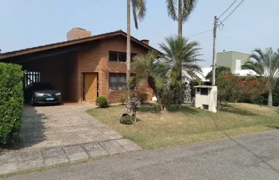 Casa rústica com 5 dormitórios, churrasqueira e campo de futebol no condomínio aruã