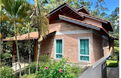 Casa exclusiva com vista para reserva de mata atlântica, arquitetura natural e conforto térmico – 274m²