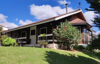 Casa de campo mista com 3 dormitórios e amplo quintal em cond. arua