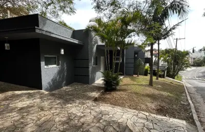 Casa térrea com piscina para locação – condomínio aruã terreno esquina