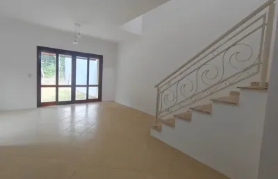Sobrado à venda no condomínio aruã, 3 dormitórios, sala ampla e fundo para área de preservação