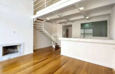 Estilo e puro requinte em studio duplex em um  clássico do moinhos