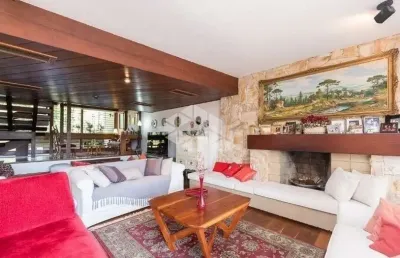 Casa de 5 dormitórios /suítes e 4 vagas no bairro três figueiras