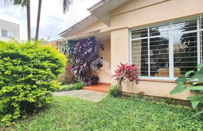Excelente casa com três dormitórios próximo ao iguatemi