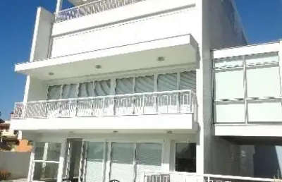 Casa de alto padrão com 4 dormítórios e 8 vagas de garagem