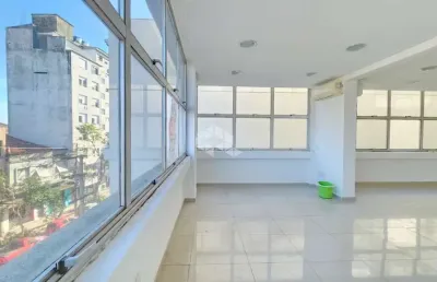 Sala comercial desocupada , de frente, com portaria presencial e vaga de garagem coberta