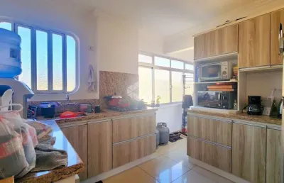 Apartamento de frente, desocupado com vaga  coberta próximo a sogipa