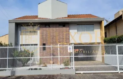 Casa alto padrão com 4 dormitórios á  200 metros do mar localização privilegiada na armação de penha sc