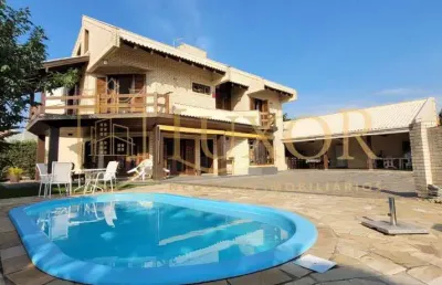 Casa alto padrão com piscina e 4 suítes á  150 metros do mar localizada na praia da armação de penha sc