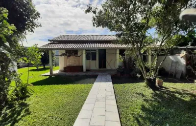 Linda casa em amplo terreno localizada no bairro santa lídia em penha sc