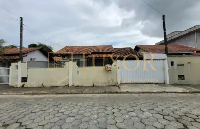 Casa localizada na meia praia em navegantes sc,  2 casas no terreno, piscina.