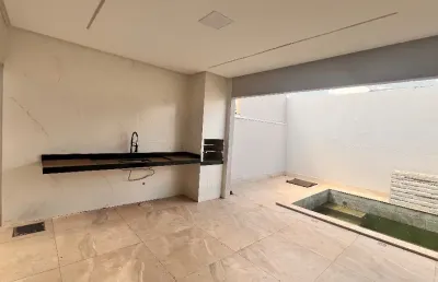Sobrado com três suítes plenas com piscina aquecida, varanda goumet e três vagas de garagem. moinho dos ventos próximo de todas as conveniências. fino acabamento que proporciona conforto e segurança p