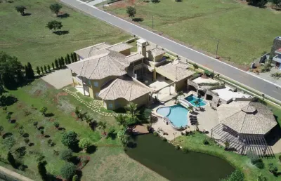 Exclusiva mansão mediterrânea na aldeia dos sonhos – luxo e natureza a poucos minutos do flamboyant!