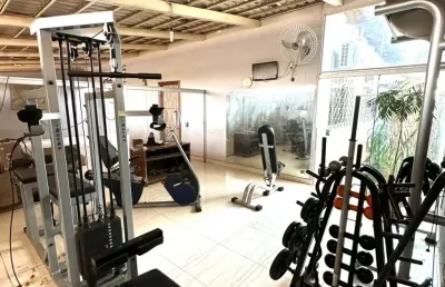 **espaçosa casa com área gourmet no jardim mont serrat**