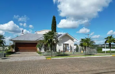 Aconchegante casa com amplo terreno no jardim das hortênsias