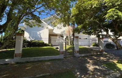 Casa térrea de 03 dormitórios c/ 01 suíte e piscina em condomínio fechado