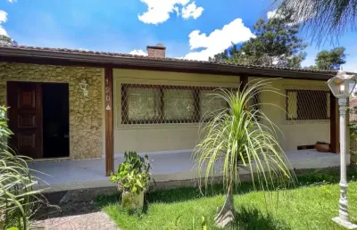 Casa em excelente localização no bairro iucas, 5 minutos do alto