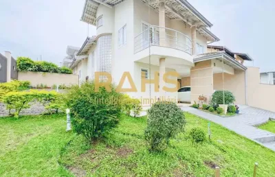Sobrado averbado com mais de 266m² em terreno de 408,27 m², sendo 1 suíte mais 3 quartos, 2 vagas de garagem coberta e espaço para mais 4 vagas desco