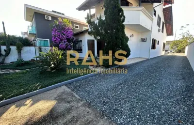 Sobrado com 4 quartos  sendo uma suíte com closet e 1 demi suite no piso inferior no anita garibaldi joinville santa catarina