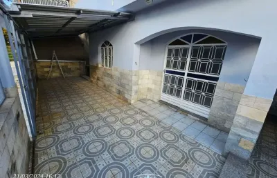 Vende casa no bairro caravelas, 03 quartos, sendo 01 suíte, sala, copa, cozinha, área de serviço, terraço, quintal, 01 banheiro social, 01 vaga de garagem.