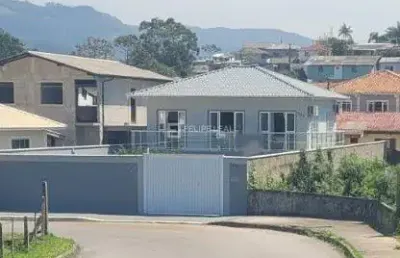 Excelente casa com 03 dormitórios em serraria – são josé - sc