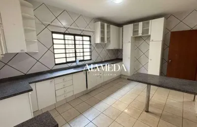 Casa com 5 quartos sendo 1 suíte com armário na cozinha na região leste para alugar, 190 m² por r$ 2.900/mês - residencial abussafe - londrina/pr