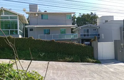 Casa a venda em itapema 3 suítes+kitnet+salão de festas de 1.600 por 1330
