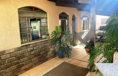 Casa com 3 quartos à venda na Rua Professor Baeta Neves, João Pinheiro, Belo Horizonte