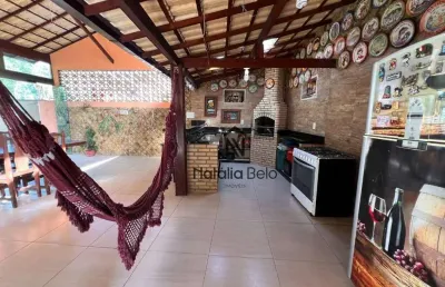 Casa com móveis planejados e quintal em rio das ostras.