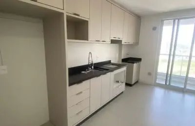 Apartamento de 2 quartos semi mobiliado no brava hill residence, localizado no bairro praia brava e