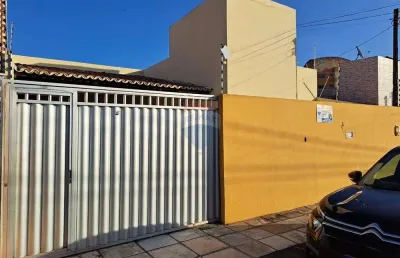 Casa com 3 dormitórios, sendo uma suíte, closet e dependência com banheiro