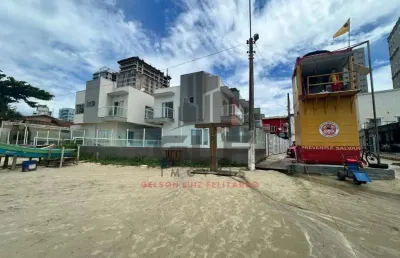 Sobrado alto padrão frente mar à venda na cidade de porto belo/sc, casa com 3 suítes e 1 vaga de garagem. bem localizada