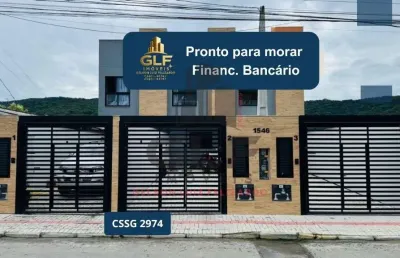 Casa sobrado geminado à venda na cidade de itapema/sc no bairro morretes, com 2 suítes e 2 vagas de garagem. bem localizado