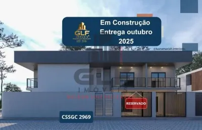 Casa sobrado geminada à venda na cidade de itapema/sc no bairro morretes, com 2 suítes e 1 vaga de garagem. bem localizado perto da praia de itapema