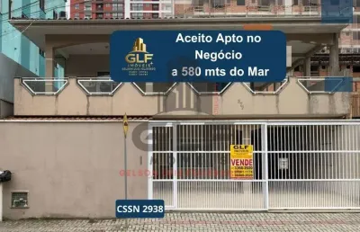 Sobrado a 580 metros do mar em itapema/sc, bairro morretes, com 4 qtos, aceito apartamento no negócio, possui piscina, pebolim, sinuca, tenis de mesa.