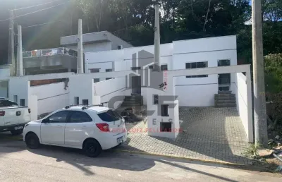 Barbada casa geminada baixa a venda na cidade de itapema/sc no bairro alto são bento, com 2 dormitórios sendo 1 suíte e 1 vaga de garagem.