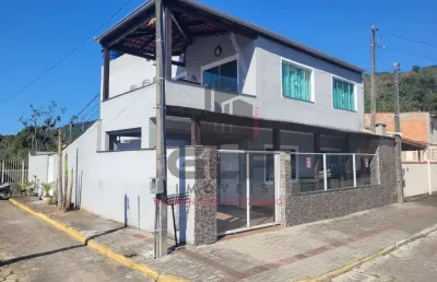 2 casas no sobrado a venda em camboriú, no bairro são francisco de assis, sendo 2 casas, 1 em cada andar. terreno conta com 160 m². a 3 km