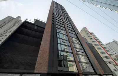 Magnífico apartamento de 4 quartos no centro de balneário camboriú-sc, com 2 suítes, 4 banheiros, 3 vagas de garagem e 135m².