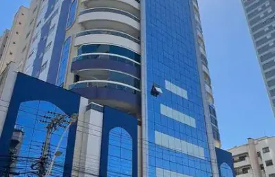 Apartamento mobiliado em itapema/sc no bairro meia praia, com 268m², 4 suítes e 2 vagas de gragem. ótima localização a 400m do mar. investimento.