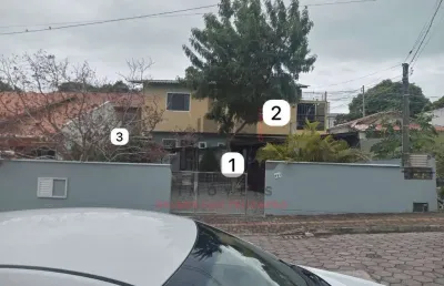 Casa sobrado a venda na cidade de bombinhas/sc no bairro bombas, 1 casa e 2 kitnets com 5 quartos e 5 vagas de garagem. 193m²