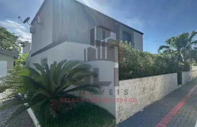 Casa mobiliada com piscina a venda em itapema/sc. casa com 3 dormitórios, sendo 1 suíte e 2 vagas de garagem. bem localizada