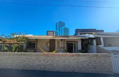 Casa mobiliada na cidade de itapema/sc, bairro várzea em condomínio fechado, com 3 quartos, sendo 1 suíte e 2 vagas de garagem. boa localização.